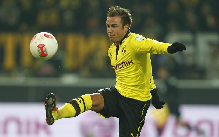 OPSIGTSVÆKKENDE. Mario Götzes klubskifte fra den ene semifinalist til den anden lige inden Champions League-runden er uheldig. 