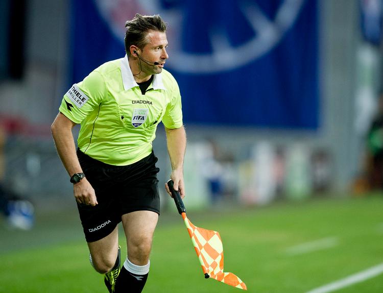 ønske. Det kan undre, at mens Superliga-dommere har fri, når de skal dømme en aftenkamp, må linjedommerne passe deres civile job til kl. 12.00, påpeger Henrik Sønderby. Foto: Anders Kjærbye/Fodboldbilleder.dk 