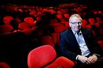 Modvind. Under sin ansættelse som teaterchef for Det Kongelige Teater, måtte Erik Jacobsen både tage sig af en skandale i balletten og en fyrringsrunde. 