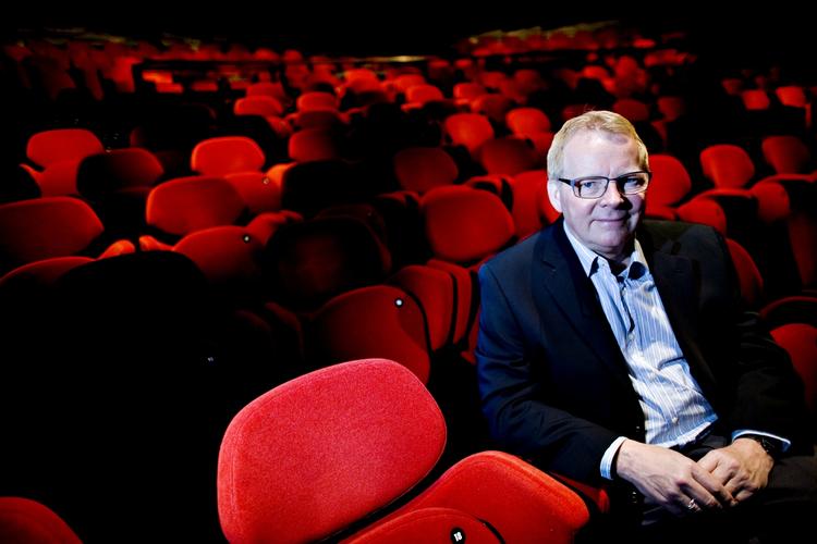 Modvind. Under sin ansættelse som teaterchef for Det Kongelige Teater, måtte Erik Jacobsen både tage sig af en skandale i balletten og en fyrringsrunde. 