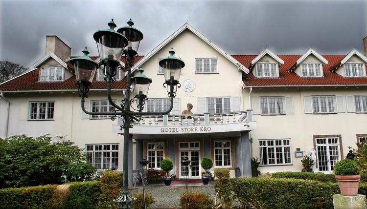 Kongelig. De ældste dele af Fredensborg Store Kro stod færdige i 1723 - et halvt år efter Fredensborg Slot, der er forårs- og efterårsresidens for regentparret. 