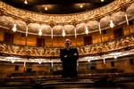 Vision. Den nytiltrådte chef på Aarhus Teater, Mick Gordon, vil satse på ny, dansk dramatik. De tanker er svære at få øje på hos nationalscenen. 