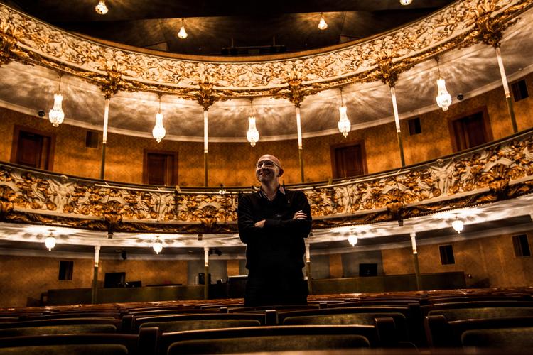 Vision. Den nytiltrådte chef på Aarhus Teater, Mick Gordon, vil satse på ny, dansk dramatik. De tanker er svære at få øje på hos nationalscenen. 