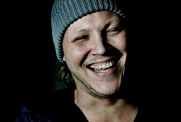 Niarn. Musikeren der brød igennem med nummeret 'Dobbelt A', som hyldede hans hjemstavn Aalborg, har fra 2011 også kunnet kalde sig radiovært. Men det er slut nu. Niarn er blevet fyret. 