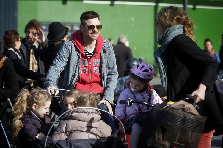 Børnepasning. Martin Grønnehøj siger farvel til Karoline Grønnehøj og deres yngste datter Lilje (bag på cyklen), som skal i børnehave. Hvilket ikke er ret sjovt, når hendes storesøstre i Christianiavognen er lockoutede og skal alt muligt andet end at gå i skole. 