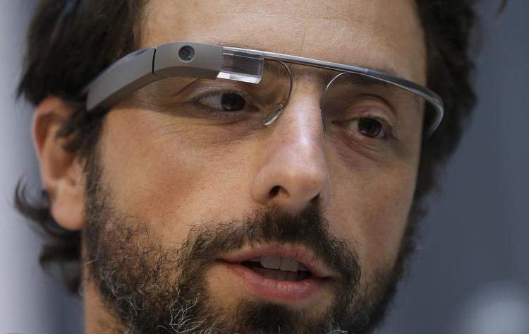 googlesyn. Goole Glass er et par briller, du kan tale til, og som via din mobil er på nettet og har en lillebitte skærm, der stikker ud fra højre brillestang og buer sig ind i dit synsfelt. Foto Jeff Chiu/AP 