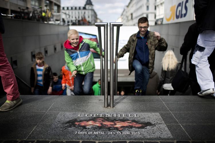 3D-effekt. Metalfestivalen Copenhell har annekteret små dele af København til reklamestickers, der imiterer porte til jordens indre. 