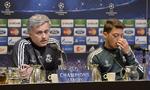 UDEBANE. Med to tyskere, Mesut Özil (th.) og Samir Khedira, i sin trup skal Jose Mourinho forsøge at forbedre en skidt statistik for Real Madrid. 