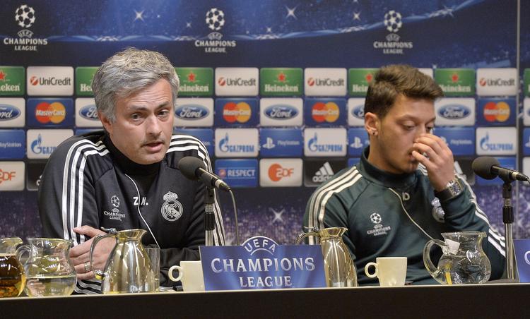 UDEBANE. Med to tyskere, Mesut Özil (th.) og Samir Khedira, i sin trup skal Jose Mourinho forsøge at forbedre en skidt statistik for Real Madrid. 