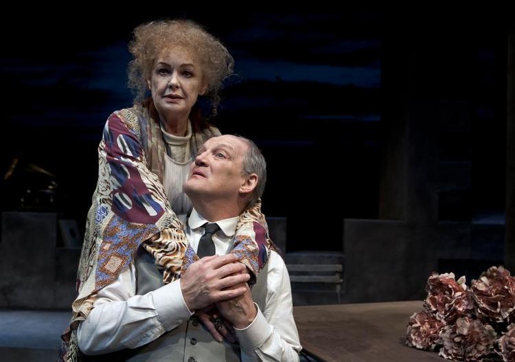 Stjerner. Ghita Nørby og Preben Kristensen viser glimtvis stjernespil i 'Sarah' på Folketeatret. Men forestillingen mangler saft og kraft.