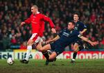 benbrækker-tacklinger. Wmbledons Vinnie Jones (th) i en af de glidende tacklinger bagfra modstanderen, som nu er blevet forbudt i moderne fodbold. 