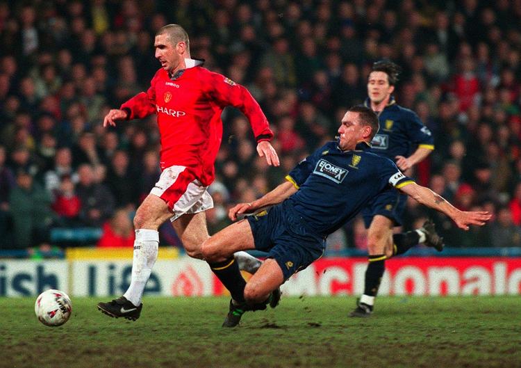 benbrækker-tacklinger. Wmbledons Vinnie Jones (th) i en af de glidende tacklinger bagfra modstanderen, som nu er blevet forbudt i moderne fodbold. 