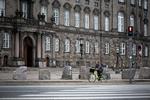 Klippesten. I et forsøg på at sikre Danmarks folkevalgte, er der blevet opsat en række bornholmske kampesten, der blokerer for bilismen til Christiansborg. 
