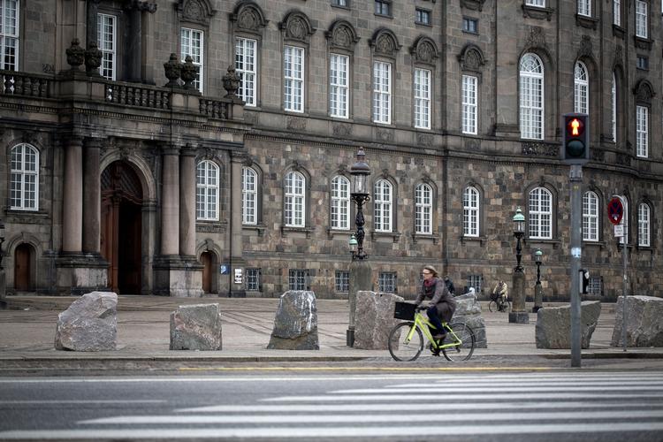 Klippesten. I et forsøg på at sikre Danmarks folkevalgte, er der blevet opsat en række bornholmske kampesten, der blokerer for bilismen til Christiansborg. 