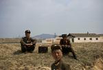 Omstridt. Nordkoreanske soldater holder pause i vejkanten i industrizonen Kaesong, som nordkoreanerne har holdt lukket flere dage. 