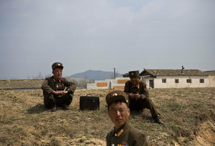 Omstridt. Nordkoreanske soldater holder pause i vejkanten i industrizonen Kaesong, som nordkoreanerne har holdt lukket flere dage. 