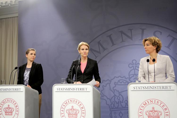 Statsminister Helle Thorning-Schmidt (S) præsenterede indgrebet sammen med beskæftigelsesminister Mette Frederiksen (S) og børne og undervisningsminister Christine Antorini (S). 