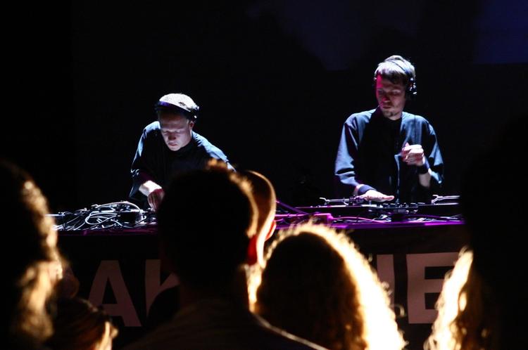 Virtuost. På deres tredje lektion af et album har Den Sorte Skole forladt hiphoppen og rejst et monument af musikalsk hukommelse i en tid af fart og glemsel. PR-foto: Den Sorte Skole 