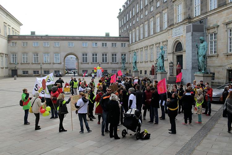 Belejring. En større gruppe lærere havde taget opstilling foran Christiansborg i forbindelse med afslutningen af konflikten. 