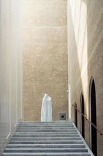 Todesfigur. Christian Lemmerz' store skulptur ligner et menneske, selv om den er hyllet i hvide gevandter. Hvis den har et ansigt, skjuler den det. Her ses figuren i sine nye omgivelser på Glyptoteket. 