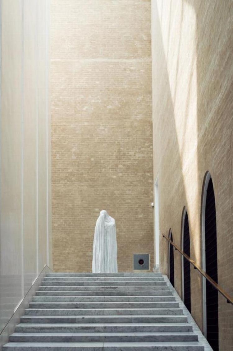 Todesfigur. Christian Lemmerz' store skulptur ligner et menneske, selv om den er hyllet i hvide gevandter. Hvis den har et ansigt, skjuler den det. Her ses figuren i sine nye omgivelser på Glyptoteket. 