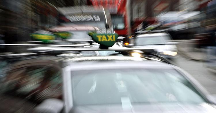 I Danmark er en taxatur fra lufthavnen og til centrum af byen den dyreste målt på pris per kilometer. 