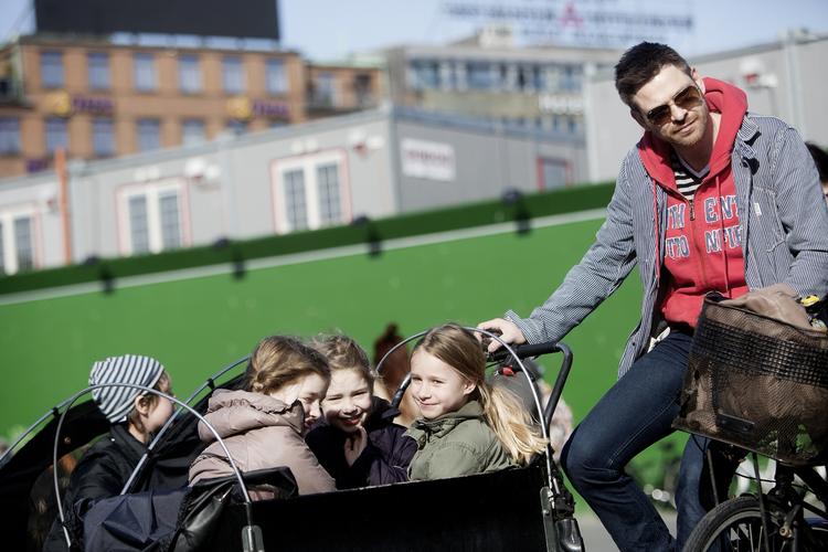 Protest. I går deltog Martin Grønnehøj i en demonstration på Rådhuspladsen sammen med døtrene Molly i lilla jakke på otte år, Elvira på syv år i beige jakke, hvor forældre krævede et 'fair indgreb' i konflikten. I dag kunne han vække pigerne med nyheden om, at skolen snart genåbner. Den tredje pige i Christianiacyklen er veninden Sif. 