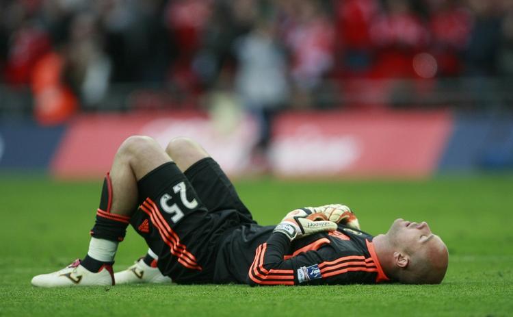 HARM. For Liverpoolmålmanden Pepe Reina straffen til klubkammeraten Luis Suarez helt ude af proportioner. 