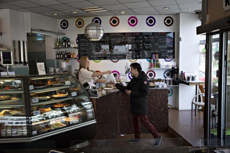 Upersonligt. Der er mere ventesal end cafehygge over Kop Amok.