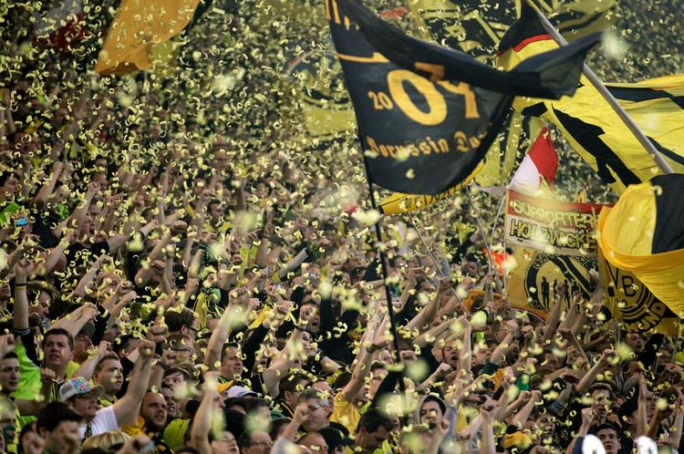 TRÆKPLASTER. Med 80.000 tilskuere får Borussia Dortmund en opbakning på hjemmebane som meget få hold i Europa. 