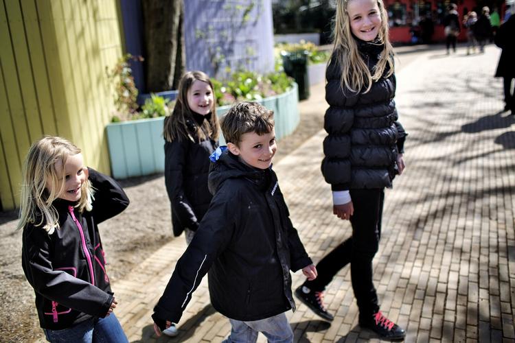LOCKOUT. Signe, Frederikke, Kasper og Olivia nyder en solrig dag med hele familien i Tivoli. 