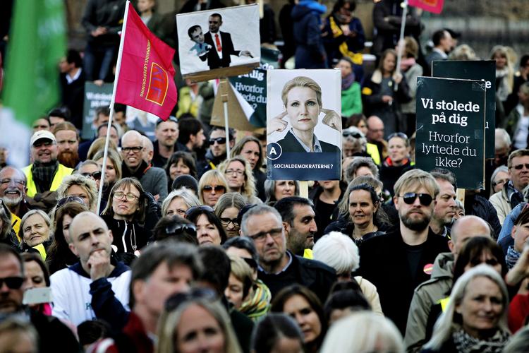 DEMONSTRATION. Et par tusinde lærere dukkede op foran Folketinget for at vise deres utilfredshed med indholdet i regeringsindgrebet. 