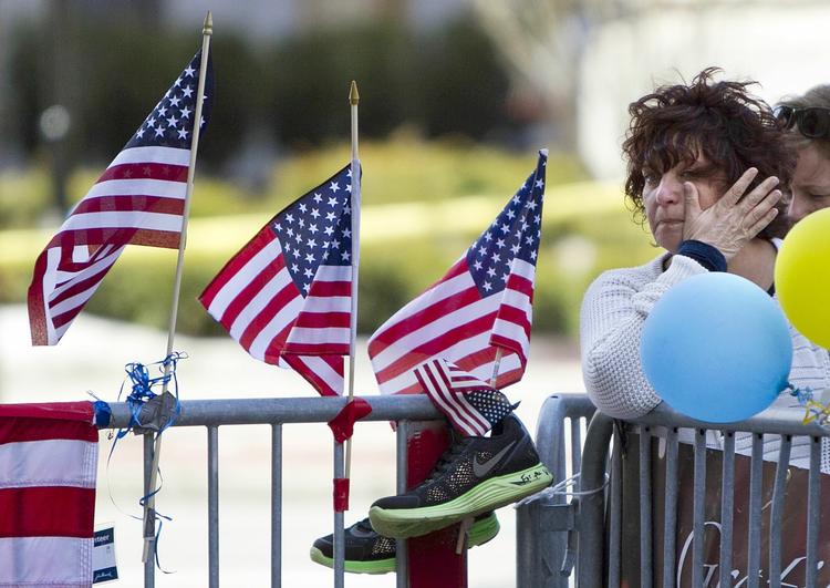 GERNINGSSTED. En intermistisk mindeplads for ofrene for terrorbombningen af Boston Maraton står på Boylstongaden nær løbets mållinje. 