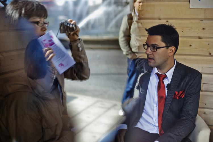 FLØJPARTI. Sverigedemokraterne har med Jimmie Åkeson i spidsen fået plads i den svenske rigsdag. Men partiet plages fra tid til anden af sager om medlemmer, der i medierne anklages for racistiske holdninger eller ytringer. 