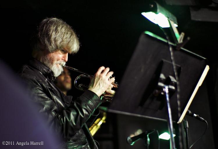 intenst. Tom Harrells trompetspil kan slå gnistrer, men hans største attraktion ligger faktisk i det mere afdæmpede. Hans flygelhorn er rundt og varmt. 