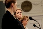 Alvor. Tre S-ministre lagde ansigterne i alvorlige folder, da de præsenterede regeringsindgrebet på pressemødet. 