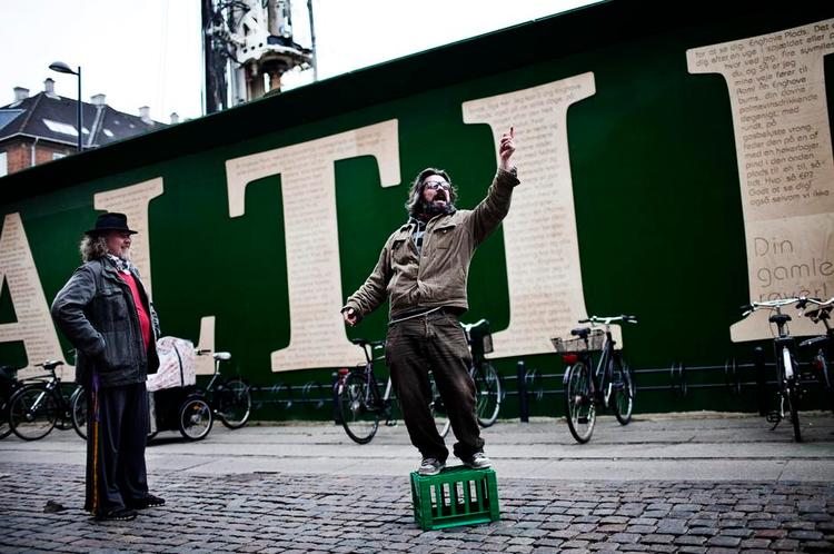 storskalapoesi. Claus Ankersens digt er blevet en del af Enghave Plads. 