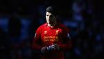 Av. Et bid på banen koster. I dette tilfælde 10 spilledages karantæne, og det accepterer Liverpools Suarez. 
