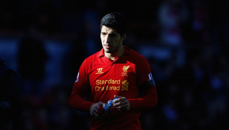 Av. Et bid på banen koster. I dette tilfælde 10 spilledages karantæne, og det accepterer Liverpools Suarez. 