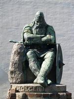 Solgt. Nationalklenodiet Holger Danske er på vej til Skjern til stor glæde for byens borgere og politkere. 