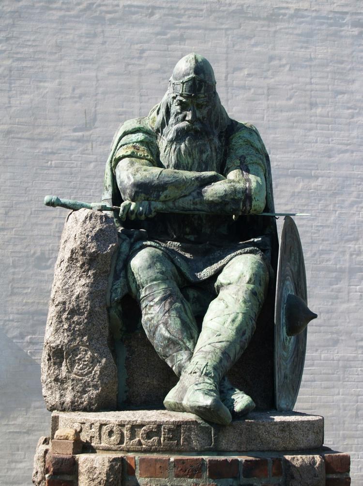 Solgt. Nationalklenodiet Holger Danske er på vej til Skjern til stor glæde for byens borgere og politkere. 