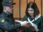 Låst. Nadezhda Tolokonnikova fik i dag lov til at læse avis mellem tremmerne i sin celle. Ud kommer hun ikke. 