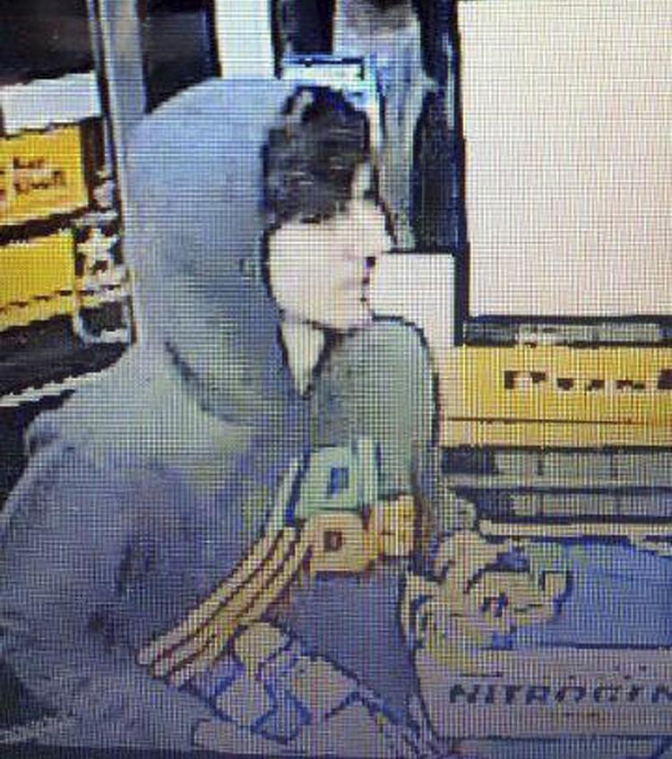 Mistænkt. Et overvågningsbillede af lillebroderen Dsjokhar på vej ind i en butik i Watertown i dagene efter bombeangrebet og før anholdelsen. 
