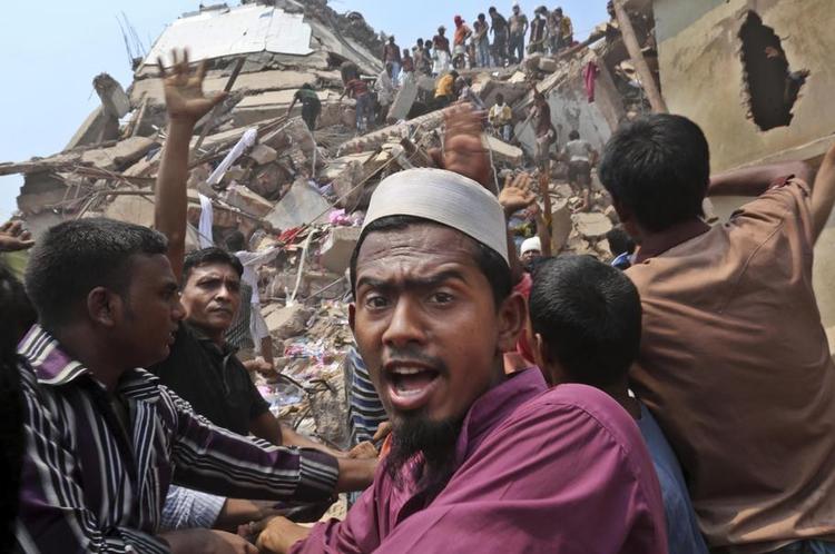 Kaos. Der arbejdes på højtryk ved ulykkesstedet i Bangladesh for at finde og redde overlevende ud af murbrokkerne. Og nogle gange lykkes det. 
