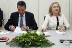 Prisvindere. Anders Fogh Rasmussen og daværende amerikansk udenrigsminister Hillary Clinton under et møde i Natos hovedkvarterer i Bruxelles. 