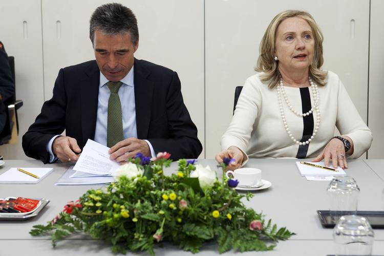 Prisvindere. Anders Fogh Rasmussen og daværende amerikansk udenrigsminister Hillary Clinton under et møde i Natos hovedkvarterer i Bruxelles. 