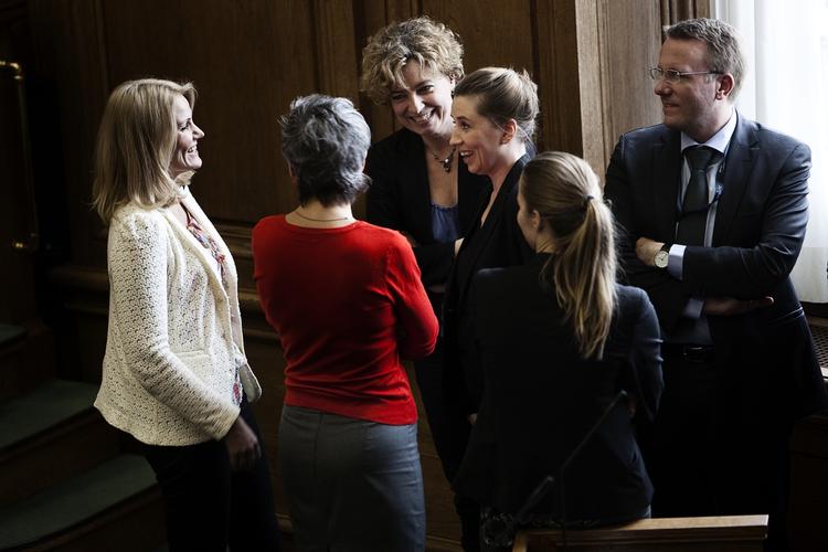 magtcentrum. Der var ministersamling i Folketinget i dag, mens behandlingen af regeringsindgrebet i lærerkonflikten stod på. Men der er faktisk et lille smuthul, erkender beskæftigelsesministeren. 