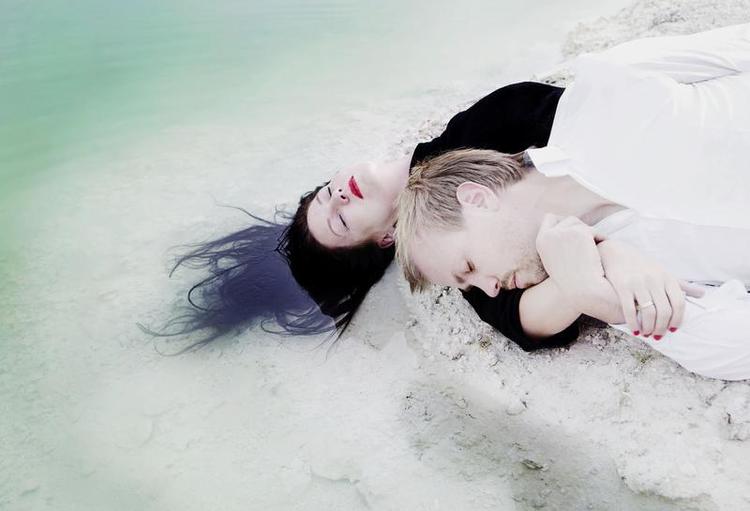 Kridhvid. Gnisterne springer, og poesien sprutter, når Lone Hørslev og Mads Mouritz parrer sig musikalsk. 