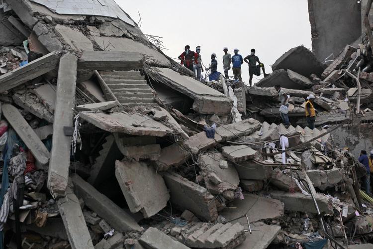 Ruiner. Ejerne af den fabrik, der onsdag kollapsede i Bangladesh, er nu blevet anholdt. 