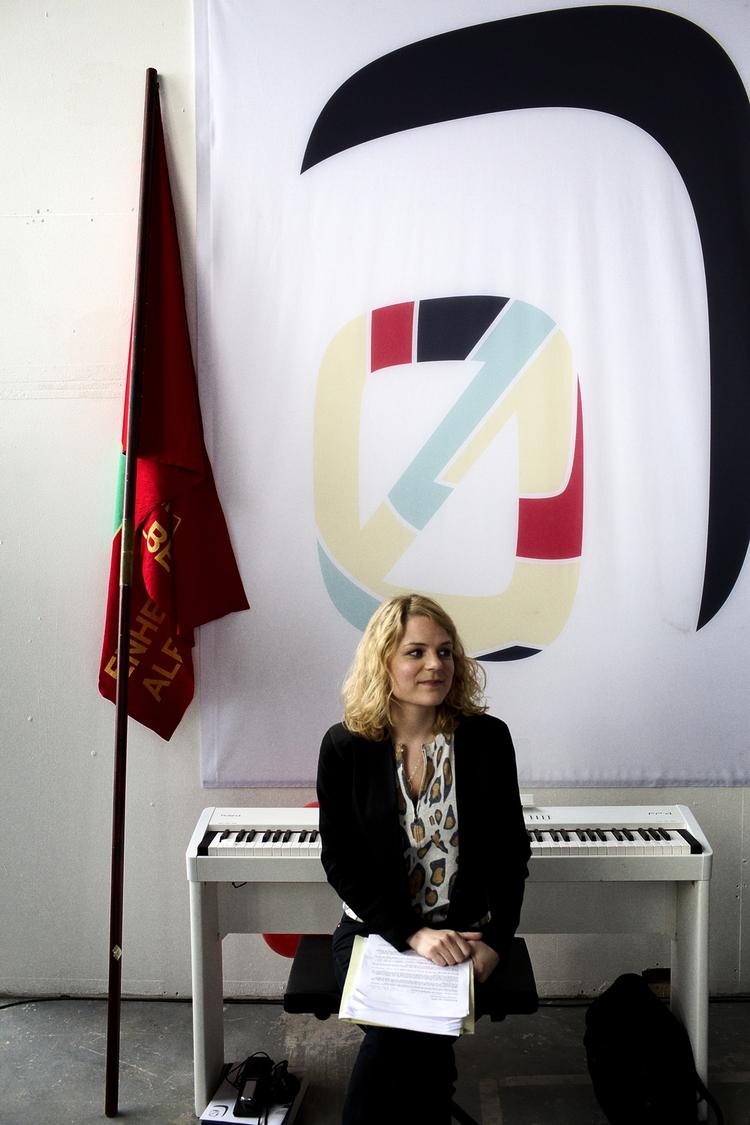 Nedstemt. På Enhedslistens årsmøde er Johanne Schmidt-Nielsen og resten af partitoppen nedstemt i spørgsmålet om, hvorvidt partiet selv skal stille op til EU-parlamentet. 